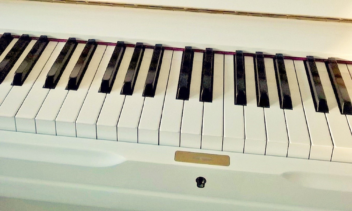 Kuvituskuva pianon koskettimista