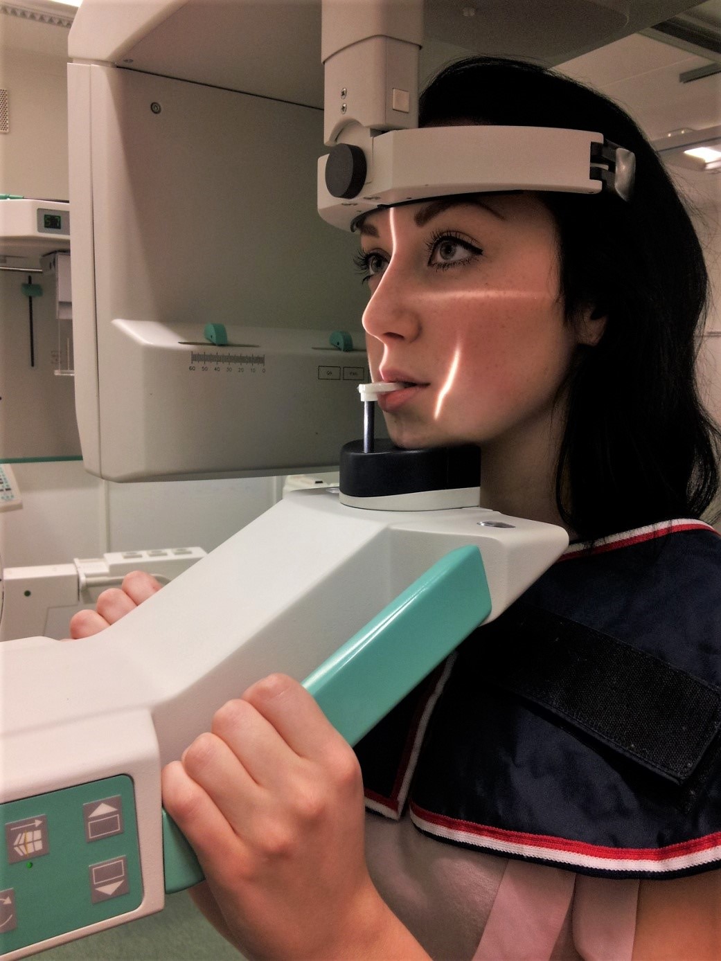 Potilaan asettelu hampaiden panoraamatutkimuksessa 