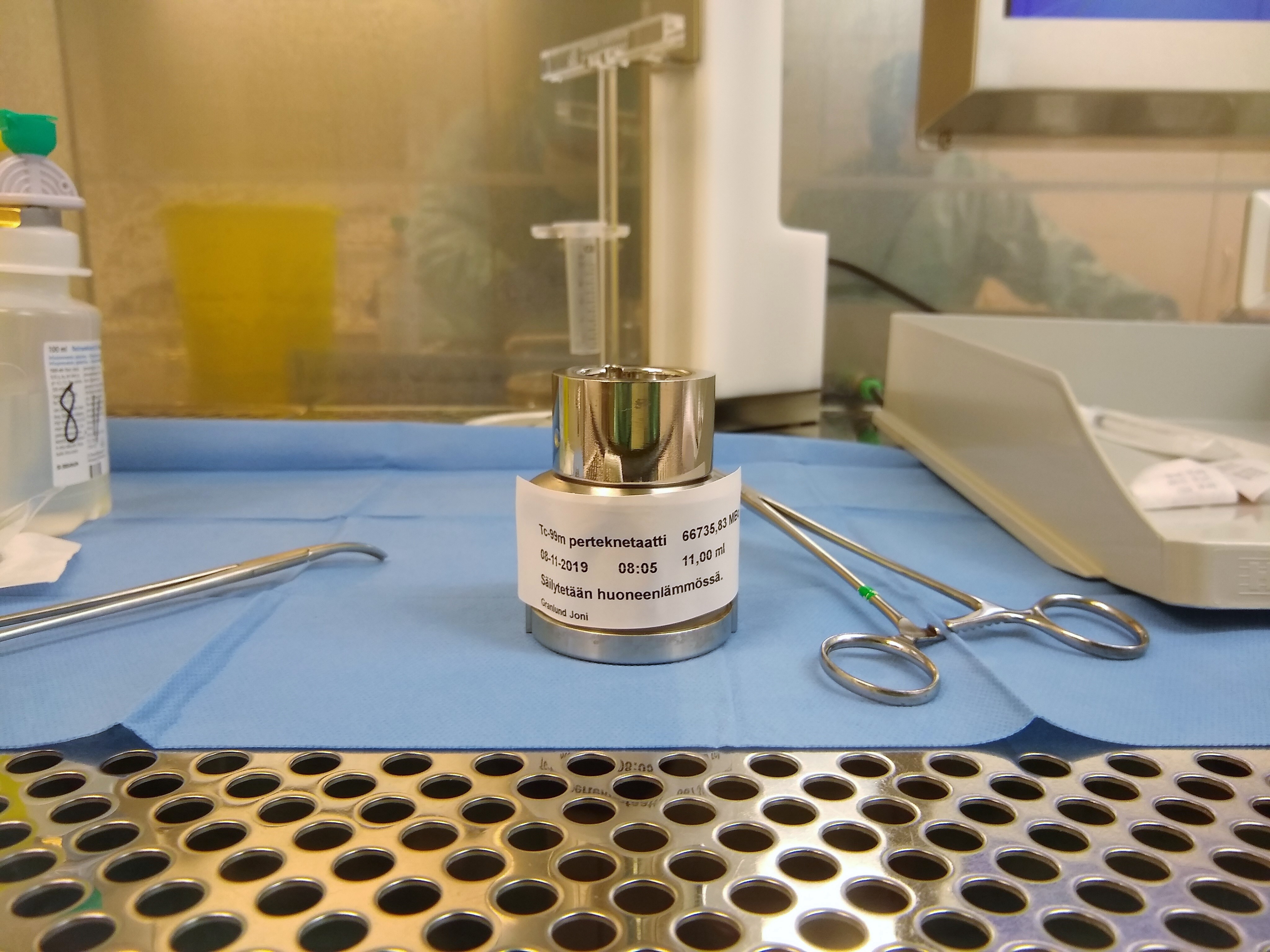 Radioaktiivisen lääkkeen valmistamisteen tarvittava radioaktiivinen Teknetium eluoidaan aamuisin generaattorista puhdastilassa
